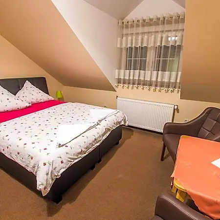 شقة فندقية Dwor Skalny Apartamenty, I Restauracja Karczma Skalna 3*