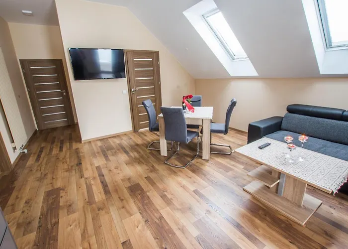 Lägenhetshotell Dwor Skalny Apartamenty, I Restauracja Karczma Skalna Miłków